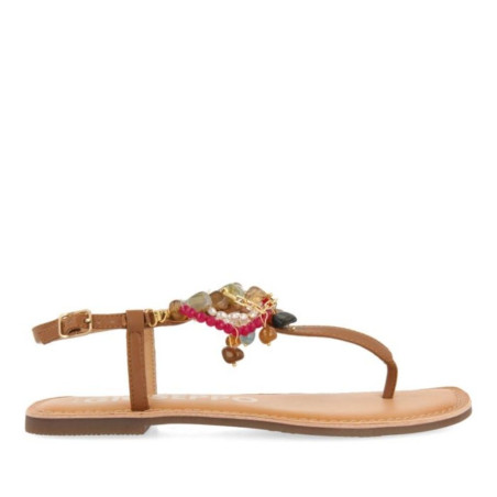 Sandalias Color Cuero con Detalle de Cuentas Collan Gioseppo