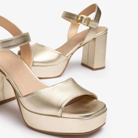 Sandalias de Piel y Tacón Ancho Unisa